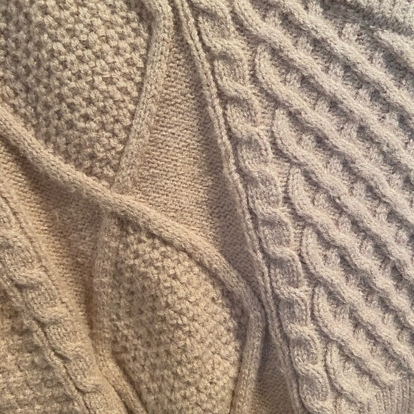 Cropped open back cable knit sweater - Picture 9 of 10